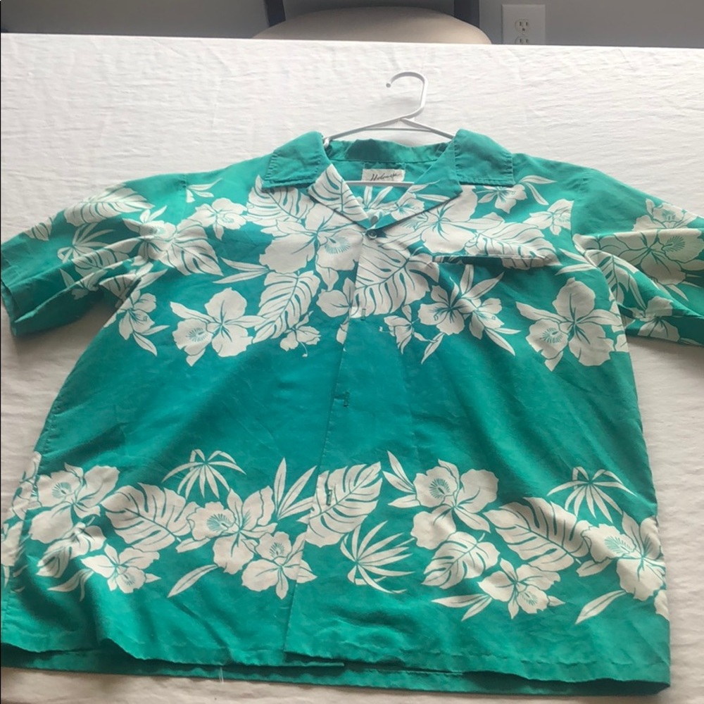 Button up short sleeve Hawaiian shirt